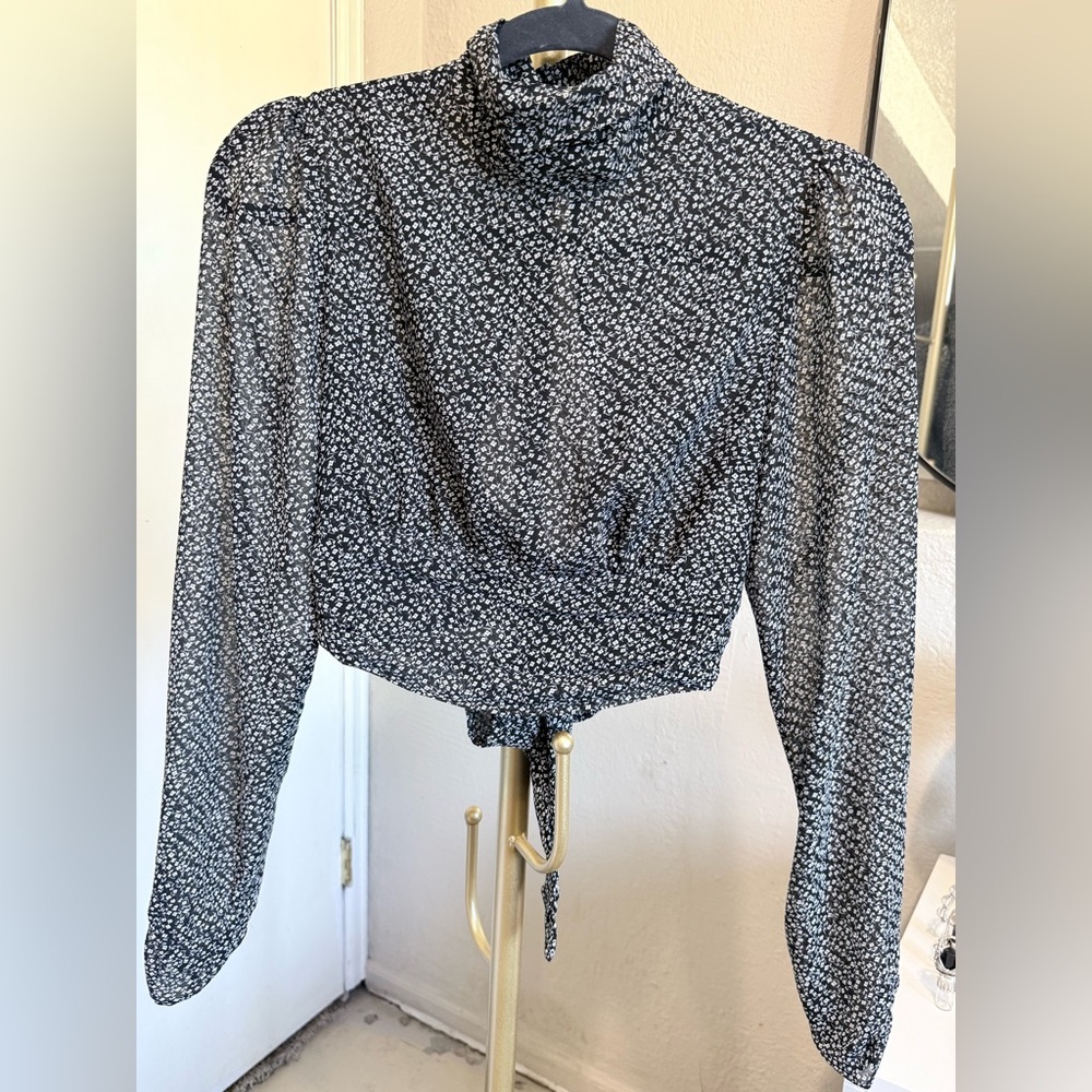 EUC Like New Cropped Mock Neck Black and White Patterned Tie Back Blouse